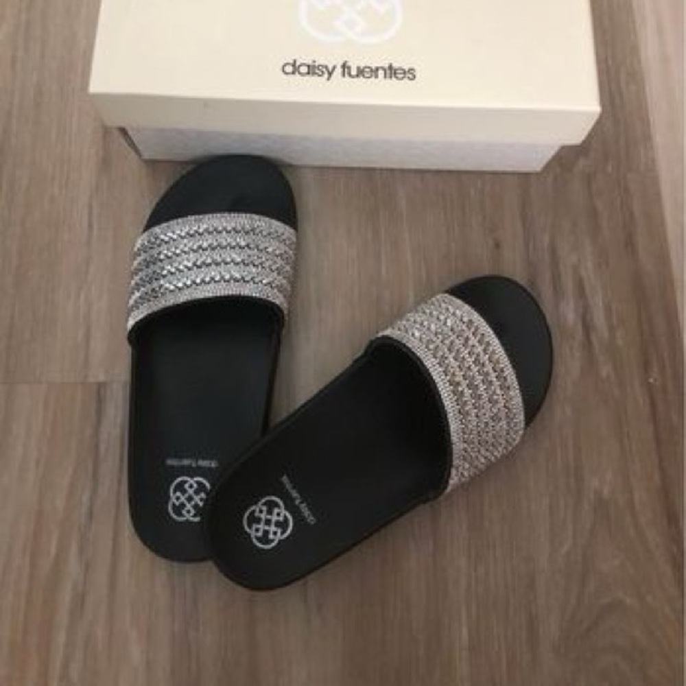 Daisy Fuentes Woman’s Sandal 10M W /Faux Chrystals